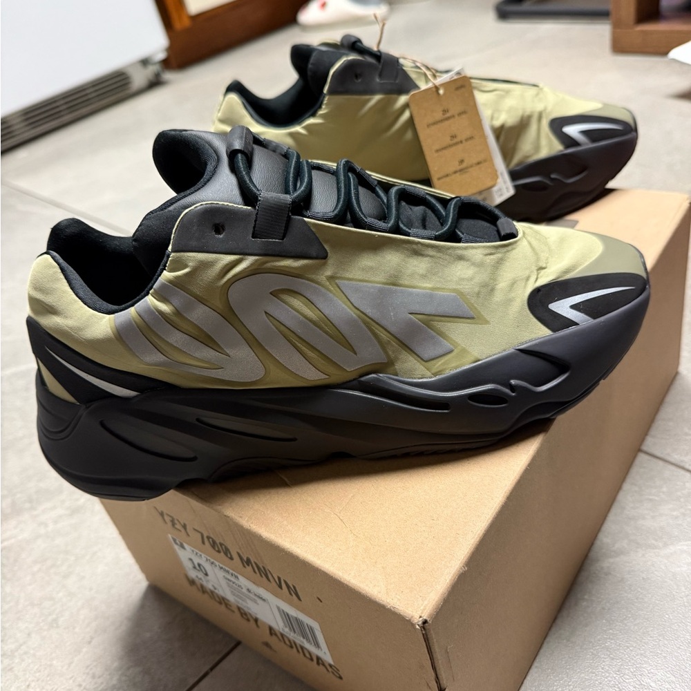 Adidas Yeezy 700 Mvmn size 10